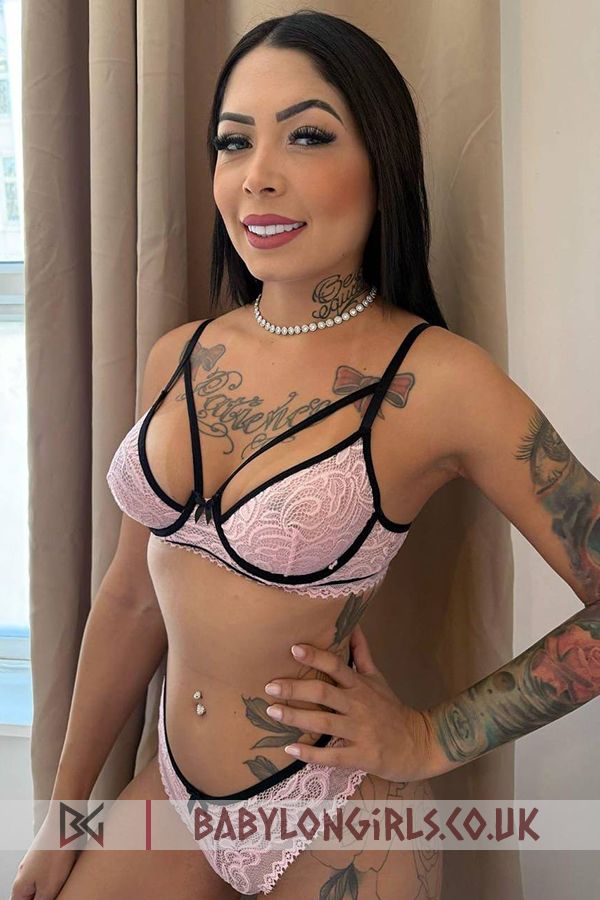 Feminine brunette Senza 