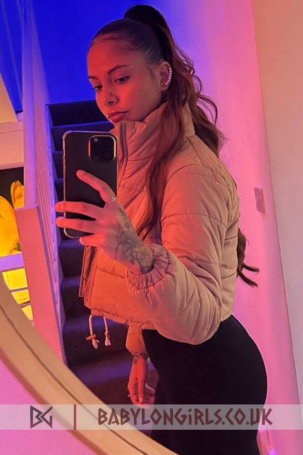 Likable Fayrouz brunette 5ft 6, 34C