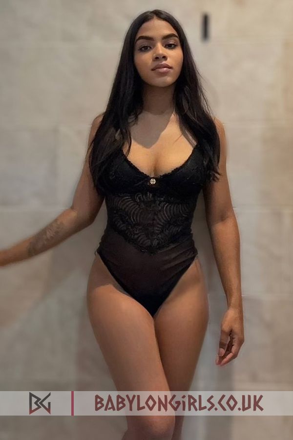 Pancha  magnificent brunette, 32C