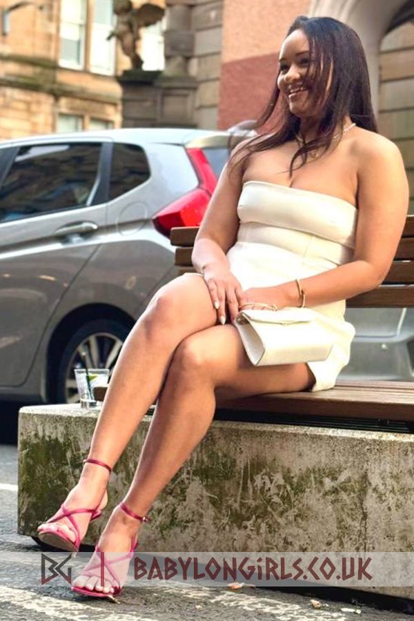 Vangy magnificent brunette, 34C