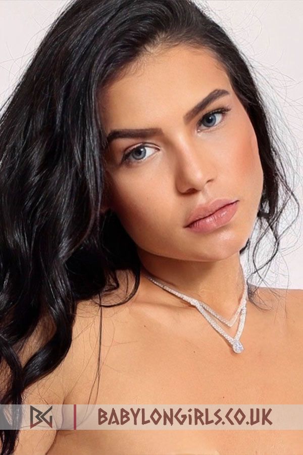 Varena, 32B, satisfying brunette 25 yrs