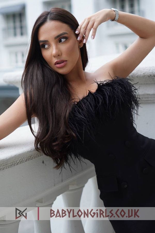 5ft 3, 34C, charming brunette Denella