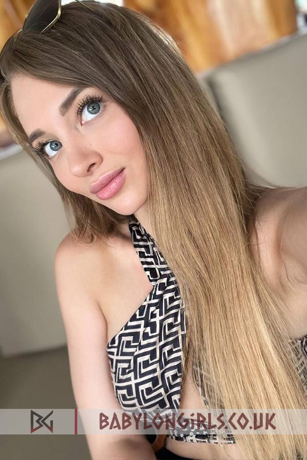 25 yrs Berbera striking brunette, 34B