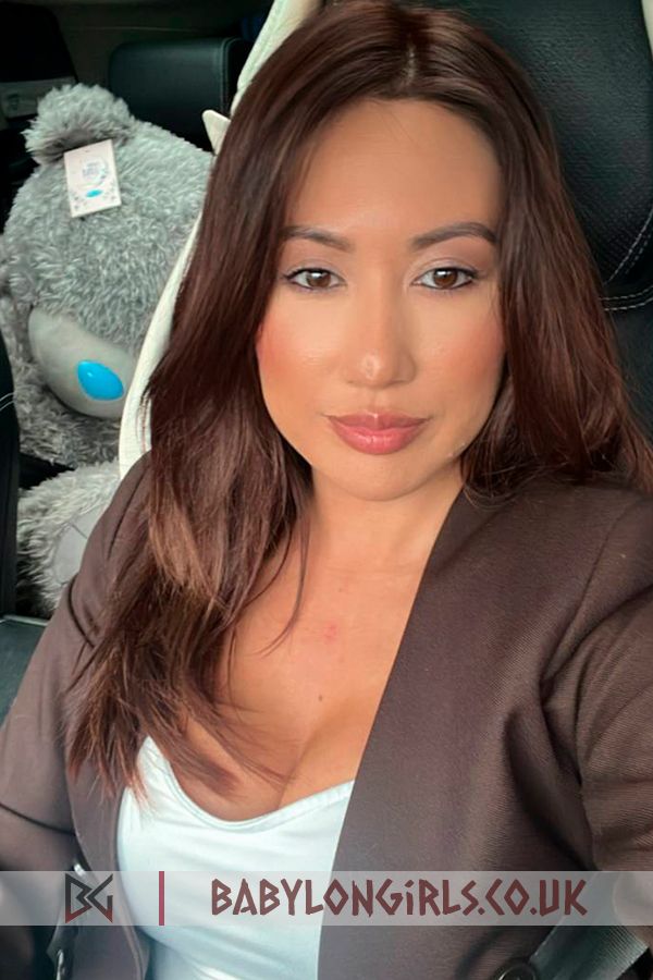 Lovely brunette Tahlia  