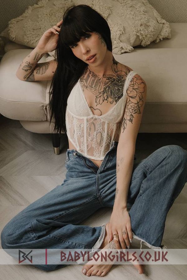 5ft 3, 32B, overwhelming brunette Olysee