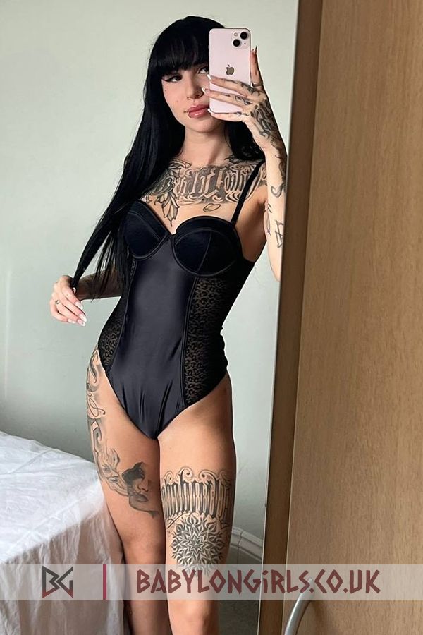 Exquisite brunette Olysee 