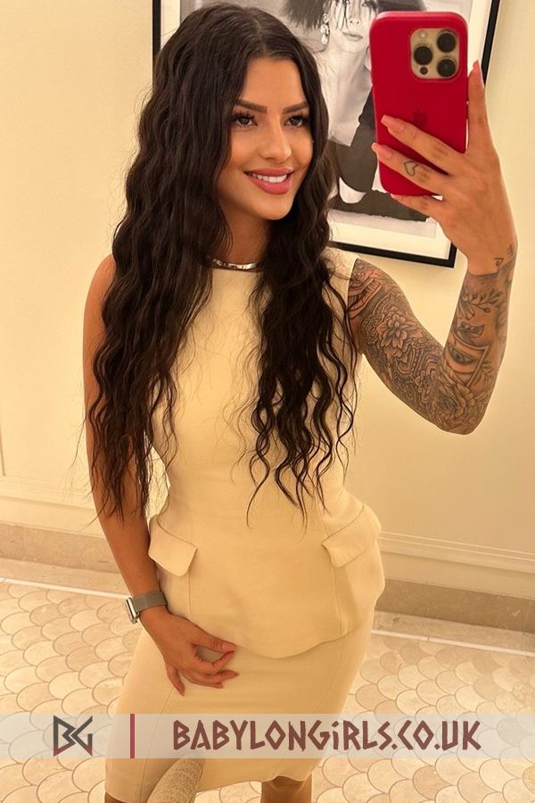 Model Bravo brunette 5ft 5, 34C