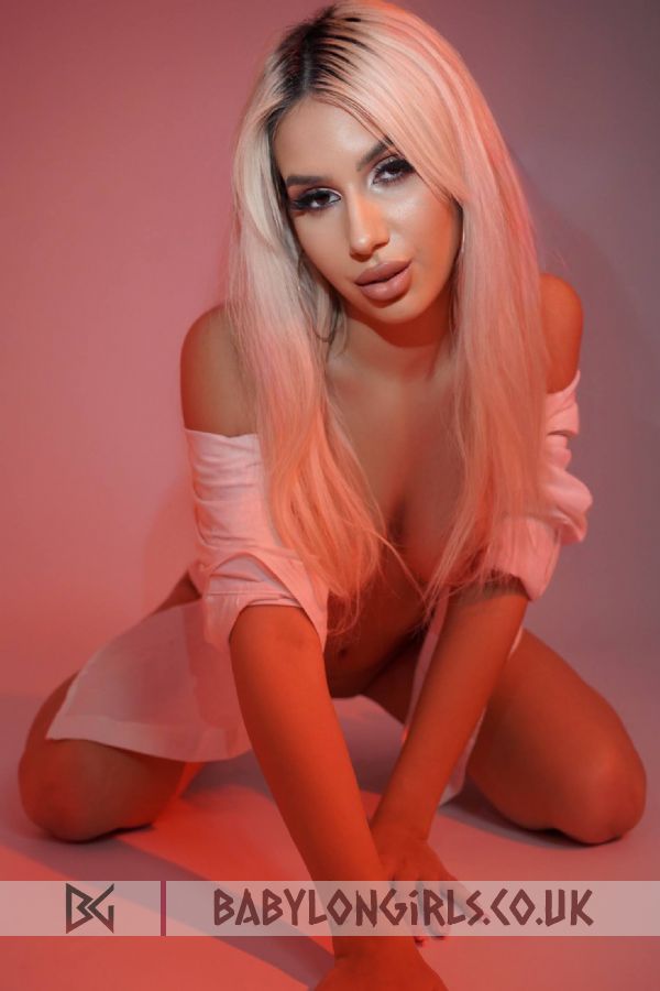 Curvy Ava blonde 5ft 3, 34C