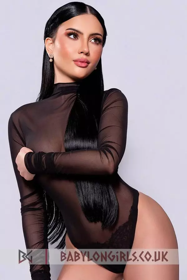 Easy going Pera brunette 5ft 2, 34B