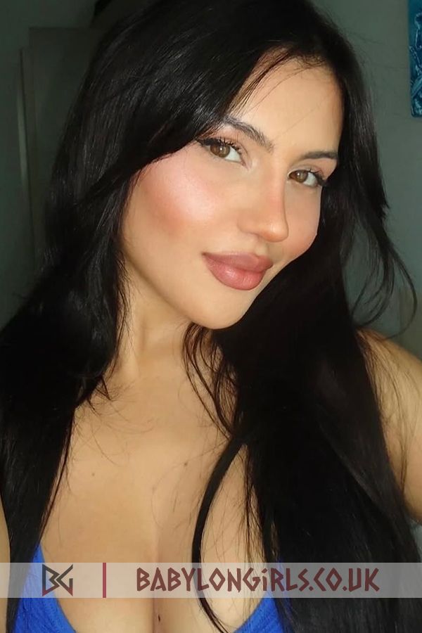 Playful brunette Pera 