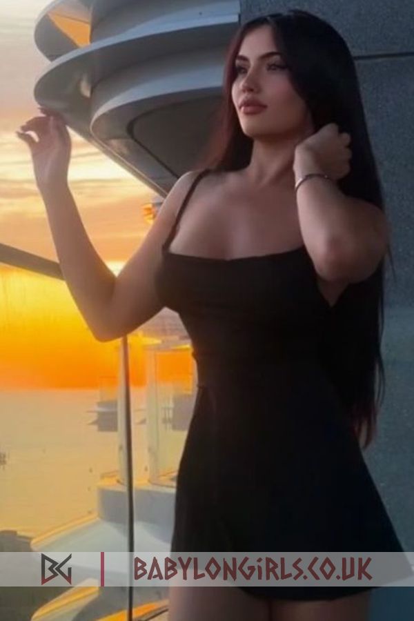 5ft 2, 34B, sensitive brunette Pera