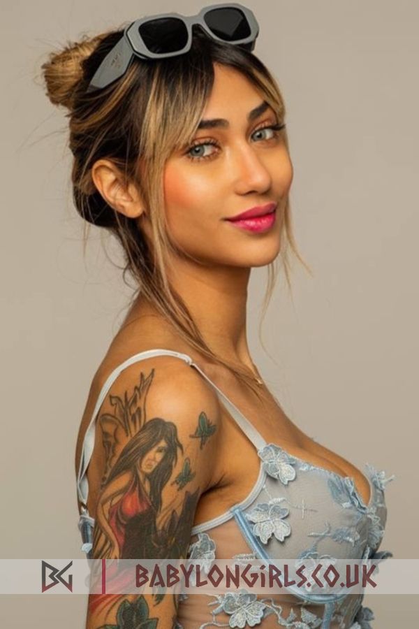 Inspiring brunette Lumi 