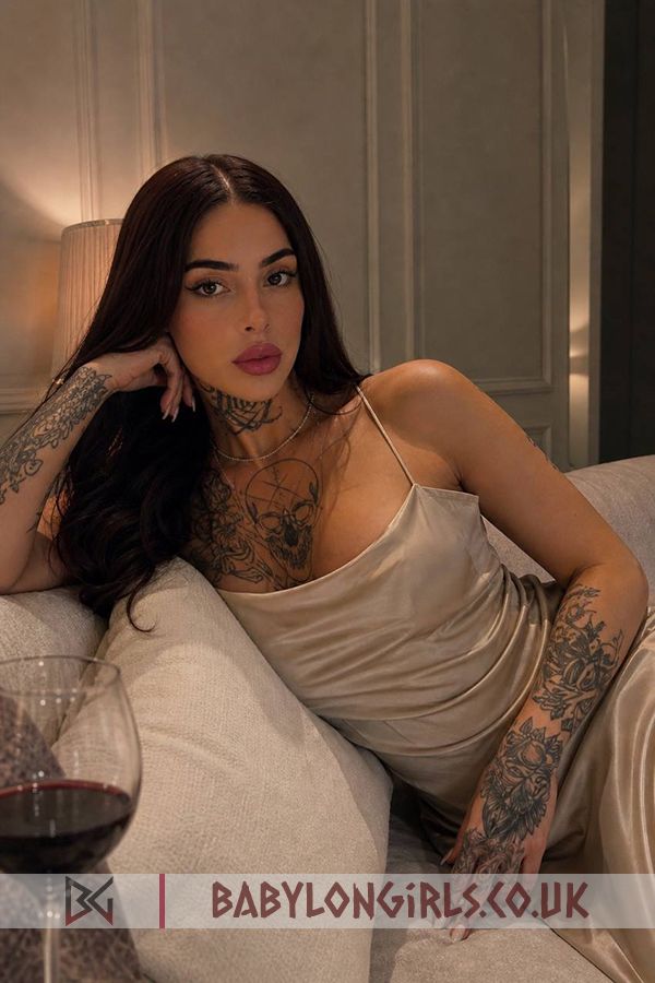 Flirtatious brunette Melda 
