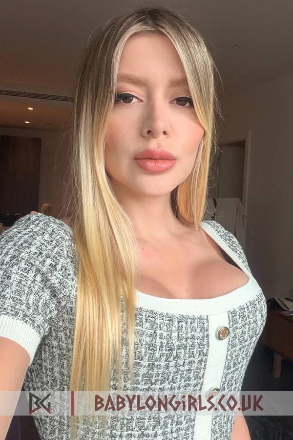 5ft 4, 32C, curvy blonde Caridee