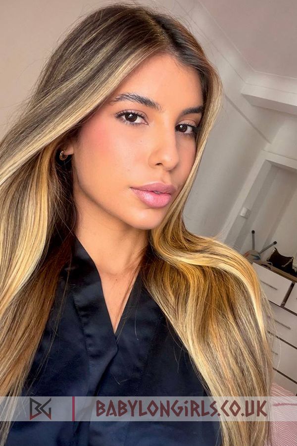 Friendly blonde Anitta 