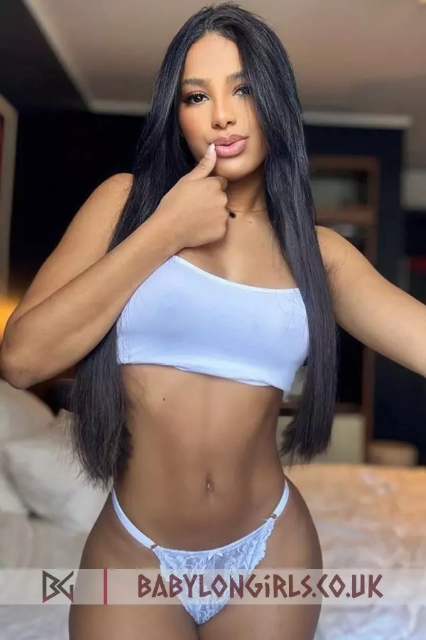 24 yrs Copacabana polished brunette, 32B