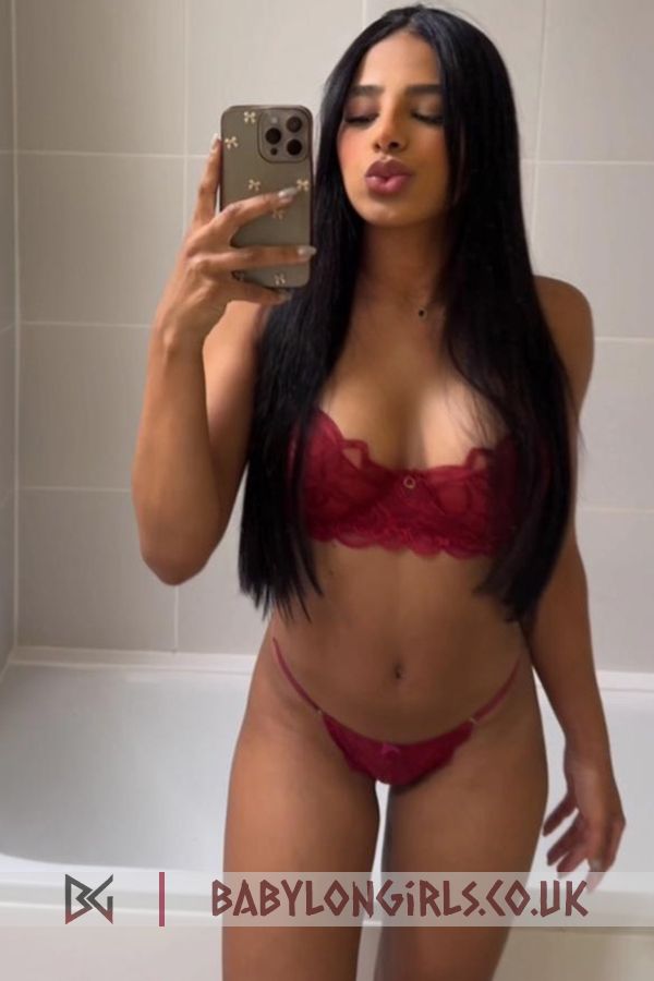 5ft 6, 32B, angelic brunette Copacabana