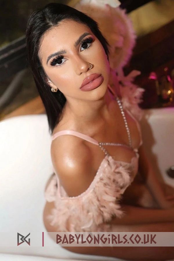 Attractive Lamour brunette 5ft 8, 34B