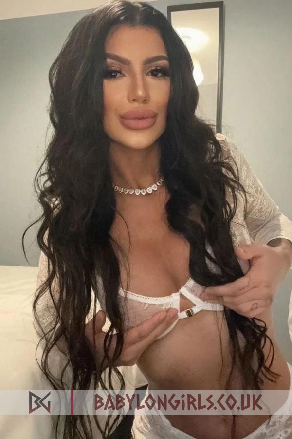 Lamour emotionally brunette, 34B