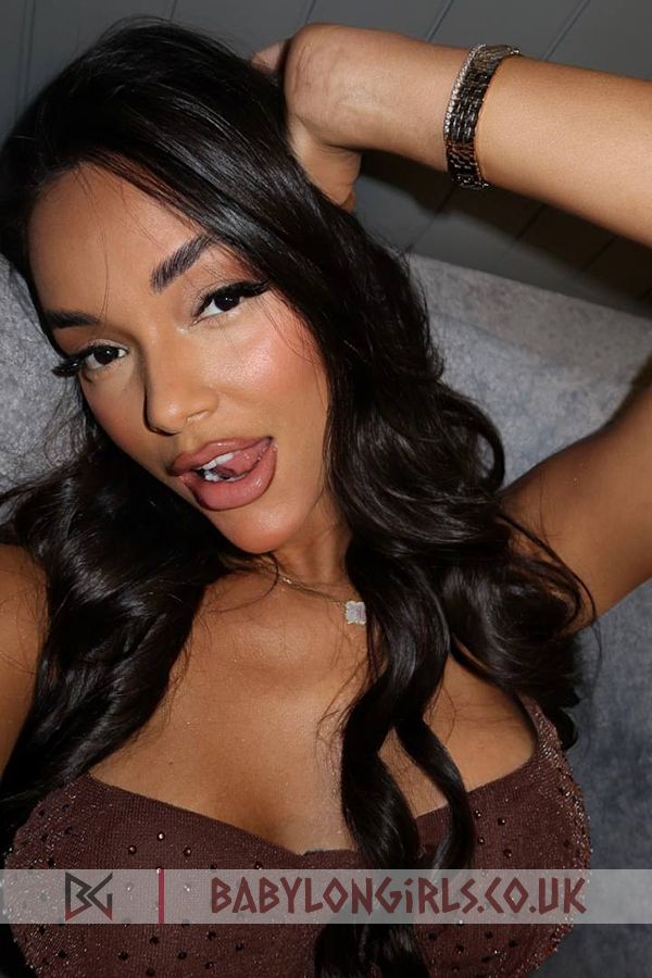 Kolachella, 34B, defying brunette 25 yrs