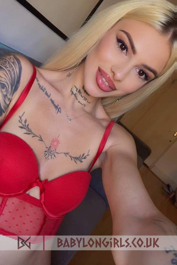 Enchanting blonde Selene 