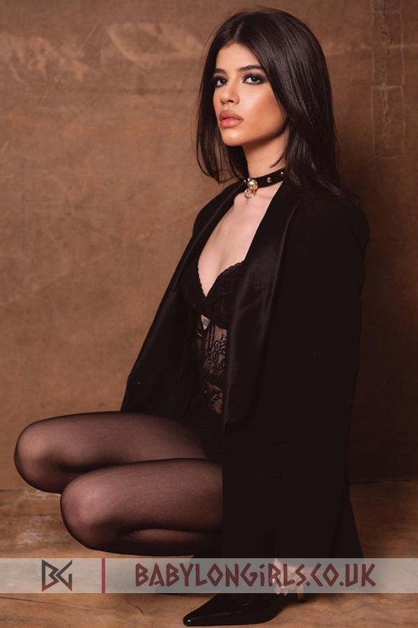 Glamorous Malinka brunette 5ft 6, 32A