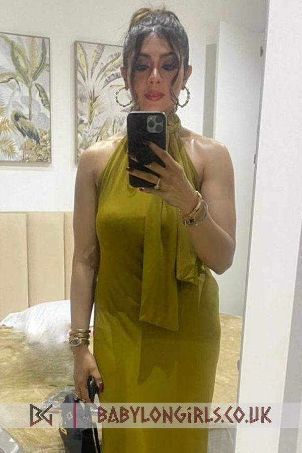 Beauteous Deepika brunette 5ft 5, 34C
