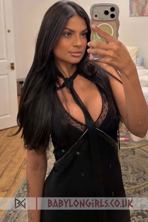 5ft 6, 34D, elegant brunette Vaima