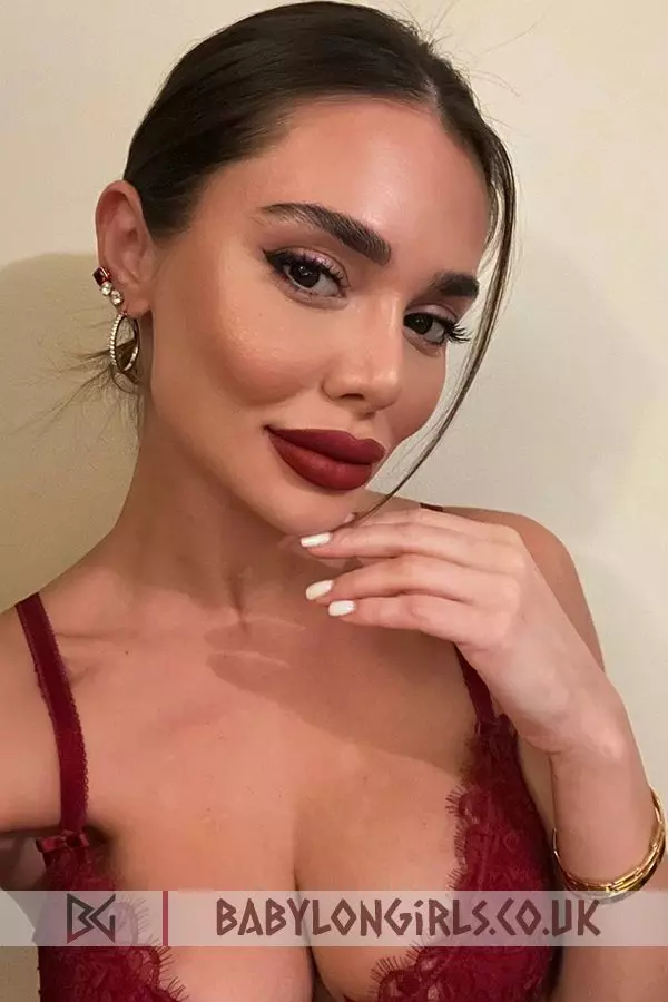 25 yrs Alba brilliant brunette, 34C