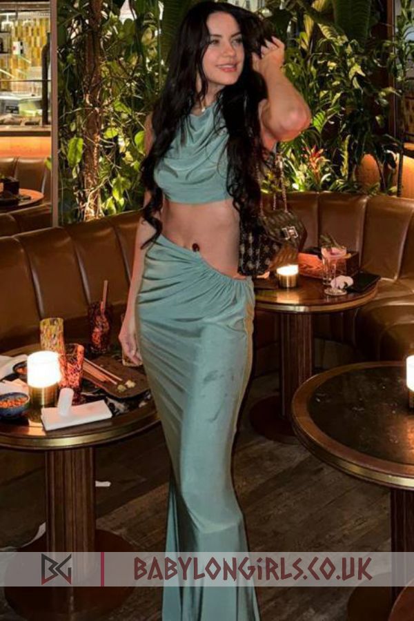 5ft 7, 34B, phenomenal brunette Fizz