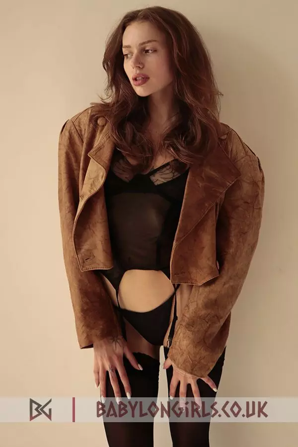 Tavria babe brunette, 32A