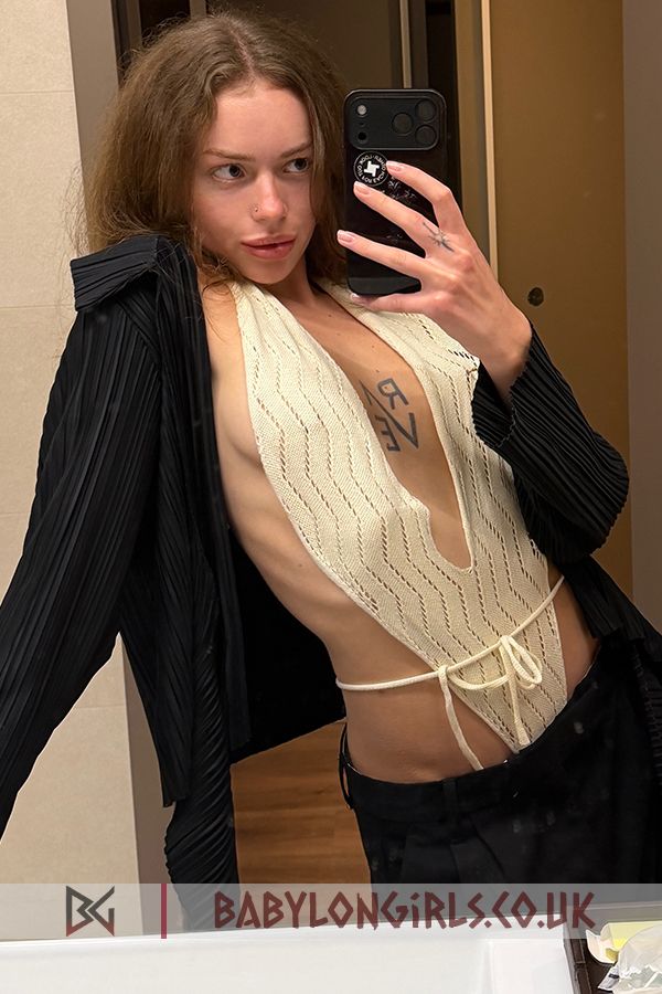 5ft 6, 32A, impeccable brunette Tavria