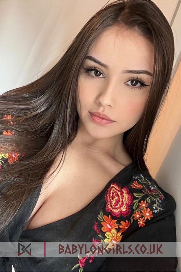 Prestigious Adallyn brunette 5ft 3, 34C