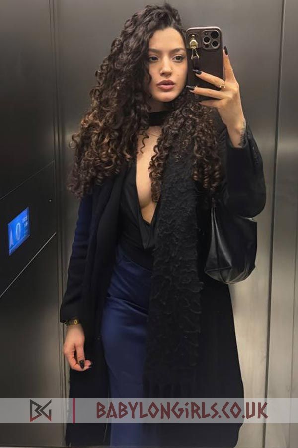 5ft 4, 32B, fine brunette Chapa