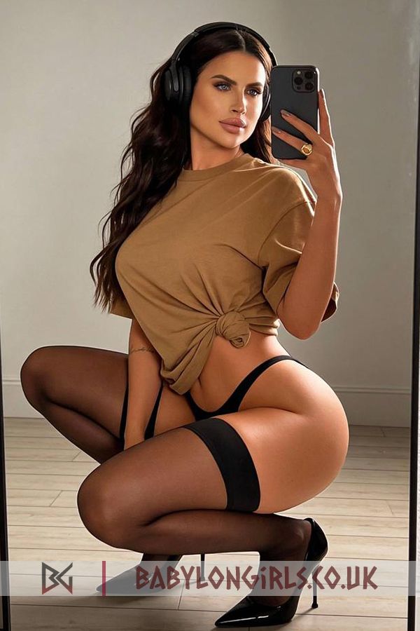 27 yrs Rose outstanding brunette, 34D