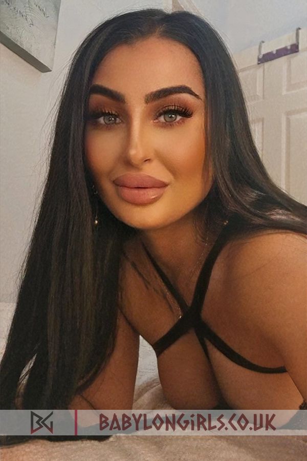 Aesthetic brunette Mona 