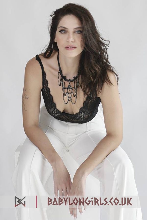Marvelous Dysis brunette 5ft 7, 34B