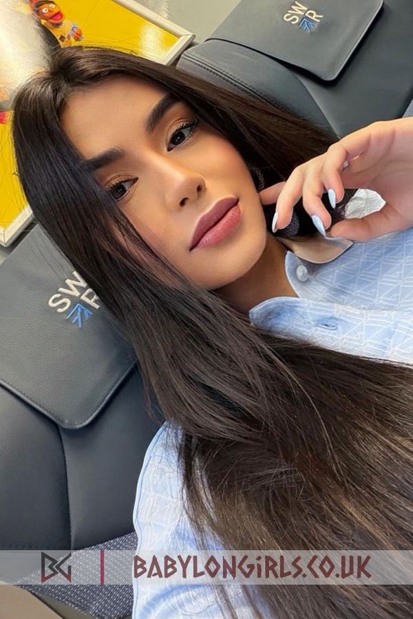 Khamis positive brunette, 34C