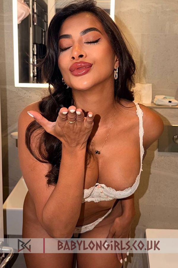 Foxy brunette Idalys 