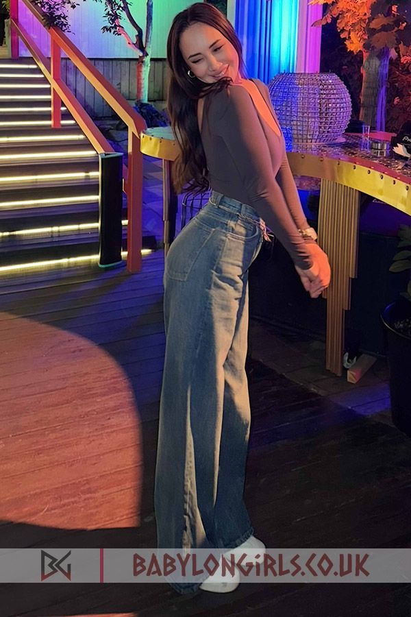 Alfiah, 34C, fascinating brunette 32 yrs