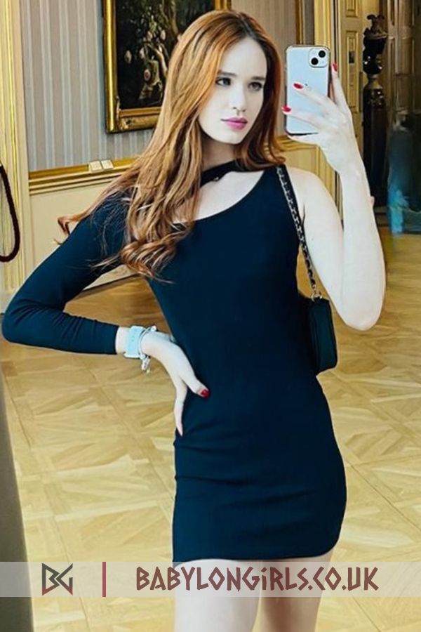 5ft 9, 34B, grand red hair Laruma