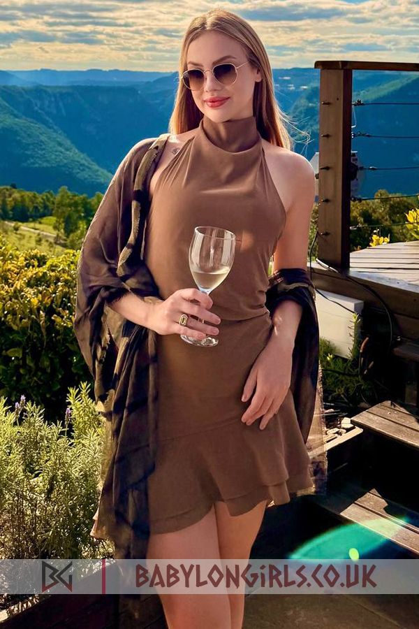 Impressive Breviora blonde 5ft 5, 34C