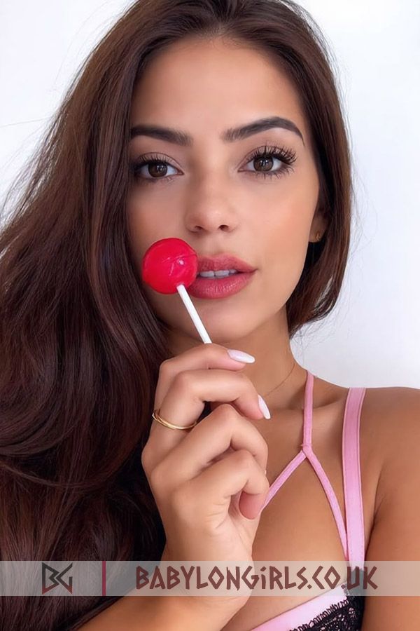 5ft 5, 32B, tantalising brunette Cariba