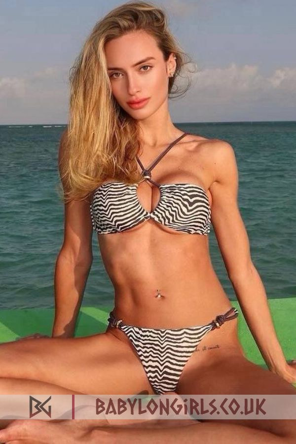 22 yrs Malaga dazzling brunette, 34C