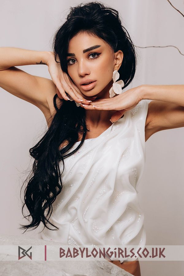 5ft 5, 34D, flirtatious brunette Reyza