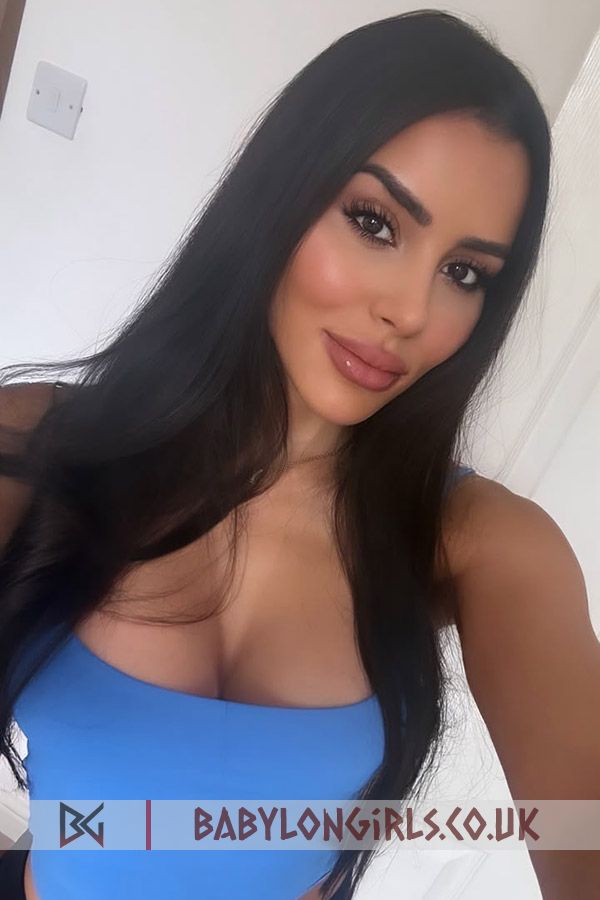 5ft 5, 34D, foxy brunette Roslyn