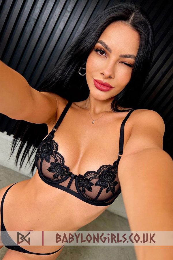 5ft 5, 34C, classy brunette Delmar