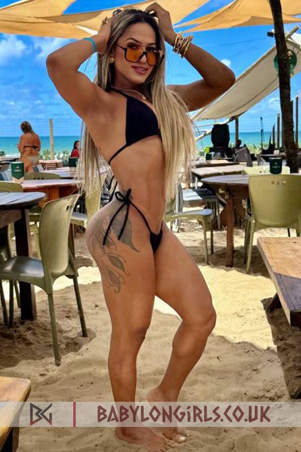 5ft 2, 34C, glamorous blonde Salbatora