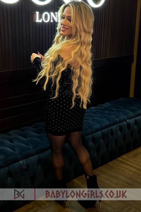 Stunning blonde Salbatora 