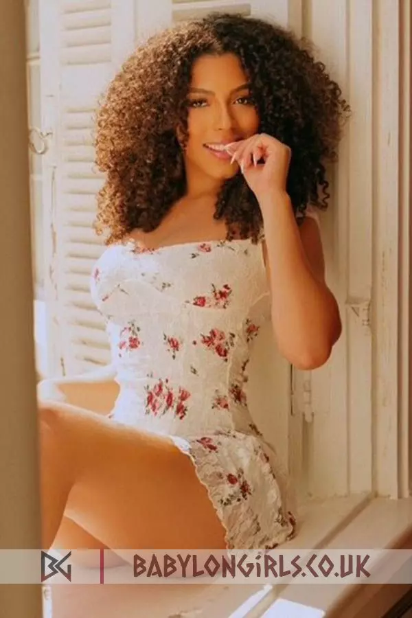 Suzelly, 34B, adventurous brunette 22 yrs